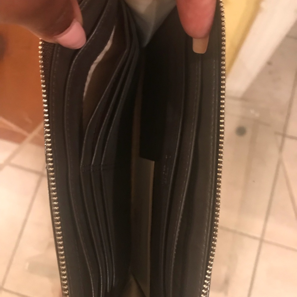 Handbags - Picture 4 of 4